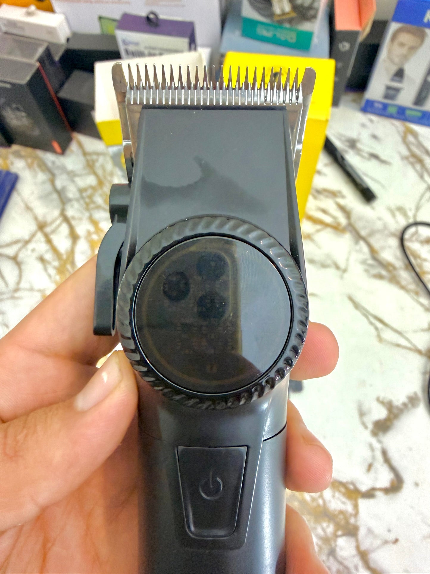 Daling RF-699 Professional Hair Clipper – Digital Display, 7 Guide Combs, 5H Runtime